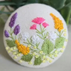 #129　ミモザ　刺繍ブローチ　ハンドメイド　くるみボタン