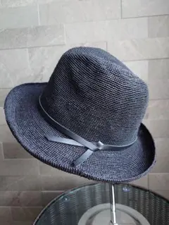 黒のフェドラスタイルの夏帽子