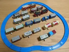 カプセルプラレール ゼンマイ仕様(23車両セット線路つき)です。