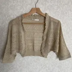 axes femme 透かし編み ボレロ ベージュラメ入り