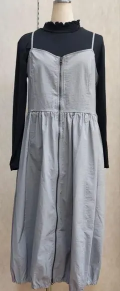 GUフロントジップアップバブルヘムワンピース&黒フリルネック長袖Tシャツ