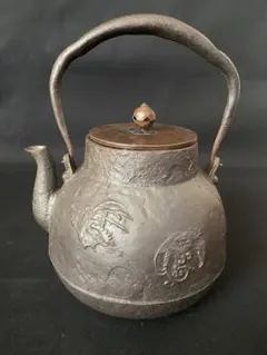 A550 鉄瓶 【亀文堂】 山水文 提梁銀象嵌 重量1693g 1200ml A550 鉄瓶 【亀文堂】 山水文 提梁銀象嵌 重量1693g 1200ml - メルカリ