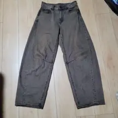 ダークグレーのワイドレッグデニムパンツGU