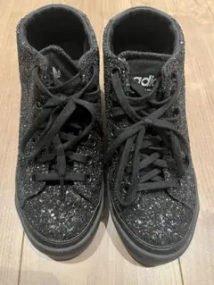 adidas ブラック グリッター ハイカットスニーカー