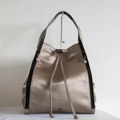 MK ミッシェルクラン　ハンドバッグ　サテン系　グレージュ系　巾着　縦長