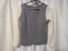 アース グレーとアイボリーのレース袖トップス