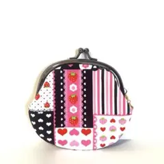 可愛いイチゴパッチワーク柄のがま口(ブラックハートチャーム付)