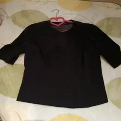 黒い半袖トップス 6ボタン