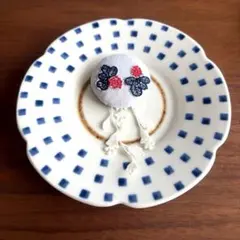 ハンドメイド　ブローチ　ミナペルホネン　ベリー　ライトグレー　レース　アイボリー