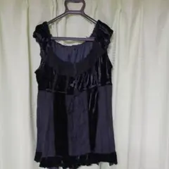 黒いフリル付きノースリーブチュニック