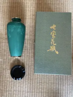 緑色の七宝花瓶 花模様付き