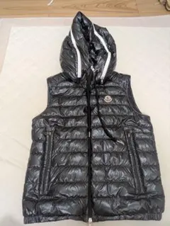 MONCLER AKAISHIダウンベスト フード付き ブラックのサムネイル