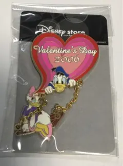 ディズニーストアのドナルドデイジーのピンバッチ