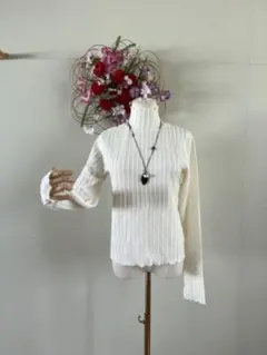 ホワイトリブ編みタートルネック長袖トップス