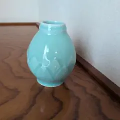 青磁 花瓶 蓮弁文様 一輪挿しのサムネイル
