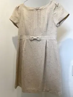 リボン付きベージュひざ丈ワンピース