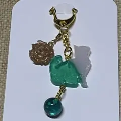 レジン製猫とバラのチャーム