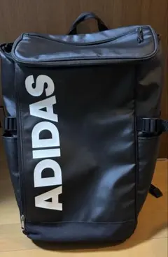 ADIDAS スクエアバックパック 黒 ホワイトロゴ