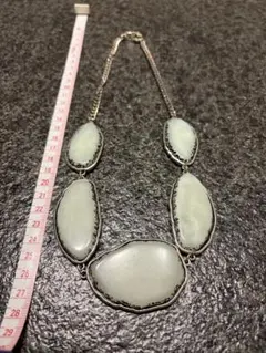 薄い緑色の石のシルバーネックレス