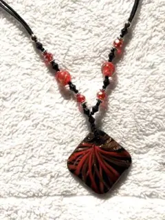 赤と黒のビーズネックレス