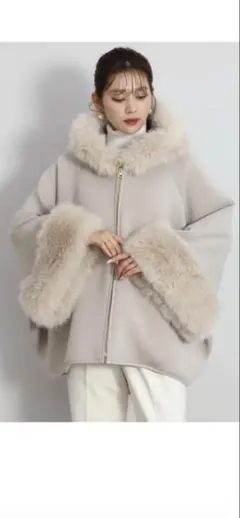 ヤマダヤ系列スコットクラブ、fennelファー付きポンチョ・ケープコート