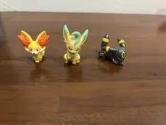 ポケモン　バスボール　フィギュア　フォッコ　リーフィア　ブラッキー