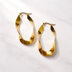 ゴールド フープピアス リング ニュアンス K18 おしゃれ 捻れ 波