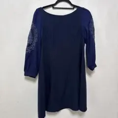 ネイビー 刺繍入り 長袖ワンピースのサムネイル