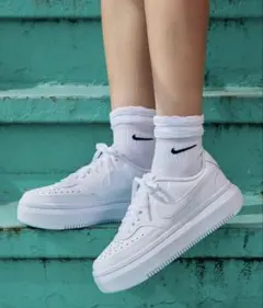 Nike Court Vision Alta 厚底スニーカー