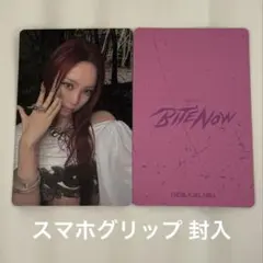 MEOVV ミャオ スイン BITE NOW スマホグリップ 封入トレカ - メルカリ