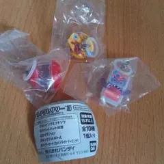 仮面ライダーめじるしアクセサリー どっプリンゴチゾウ ポッピングミ、カプセム