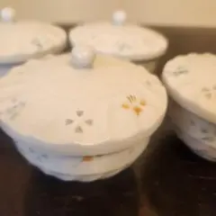 HOYA　CHINA　花柄の蓋付き白い湯飲み4個セット+湯飲み1個