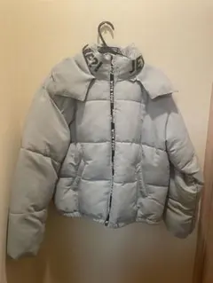 フード付きライトグレーのダウンジャケット