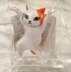 猫のフィギュア 手を挙げたポーズ