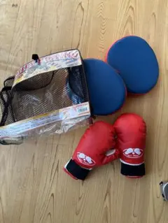 おもちゃ　ボクシングセット　子供　赤いボクシンググローブと青いパッドセット