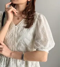 《AYA×クラシカルエルフコラボ》ショート丈花柄レース裾フリルブラウス（半袖）