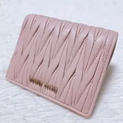 ♡希少♡MIU MIU マテラッセ 二つ折り財布 ロゴ金具 ピンク レザーのサムネイル