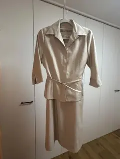 ベージュ セットアップ ジャケットとドレス