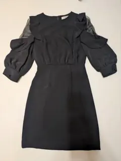 フリル付き黒長袖タイトワンピース