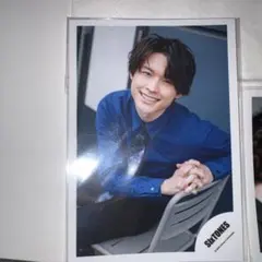 SixTONES松村北斗さんの公式写真2枚セットです。