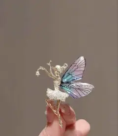 妖精デザインのブローチ
