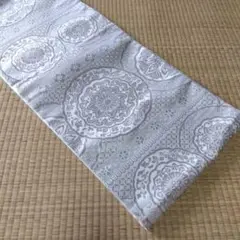 シルバーの模様入り帯