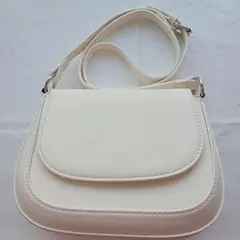 ショルダーバッグ新品未使用美品ホワイトカラー斜めがけOK人気の直立箱型