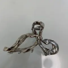 ニコアンド　シルバー リボン型 ヘアクリップのサムネイル