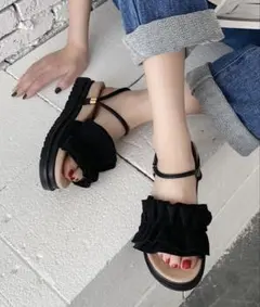 【Shoes in Closet】フリル付き黒厚底サンダルのサムネイル
