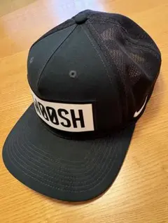 NIKE SWOOSHロゴ付き黒キャップ