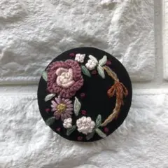 ハンドメイド　刺繍　ブローチ　ピンクの花リース