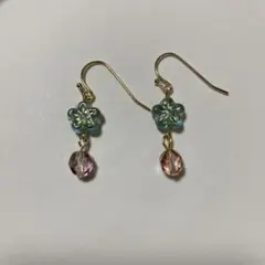 ハンドメイド 青とピンクのスワロフスキービーズピアス