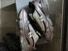 New Balance M1000EGY シルバーブラック/パープル スニーカー
