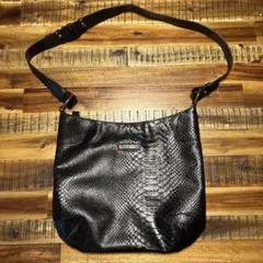 メ*民様 ブラックレザーショルダーバッグ（ヘビ柄）